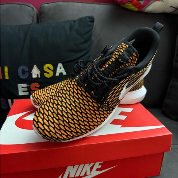 Nike Roshe Flyknit sz 13 Blk/Wht/Total Orange-Volt - Picture 2 of 4